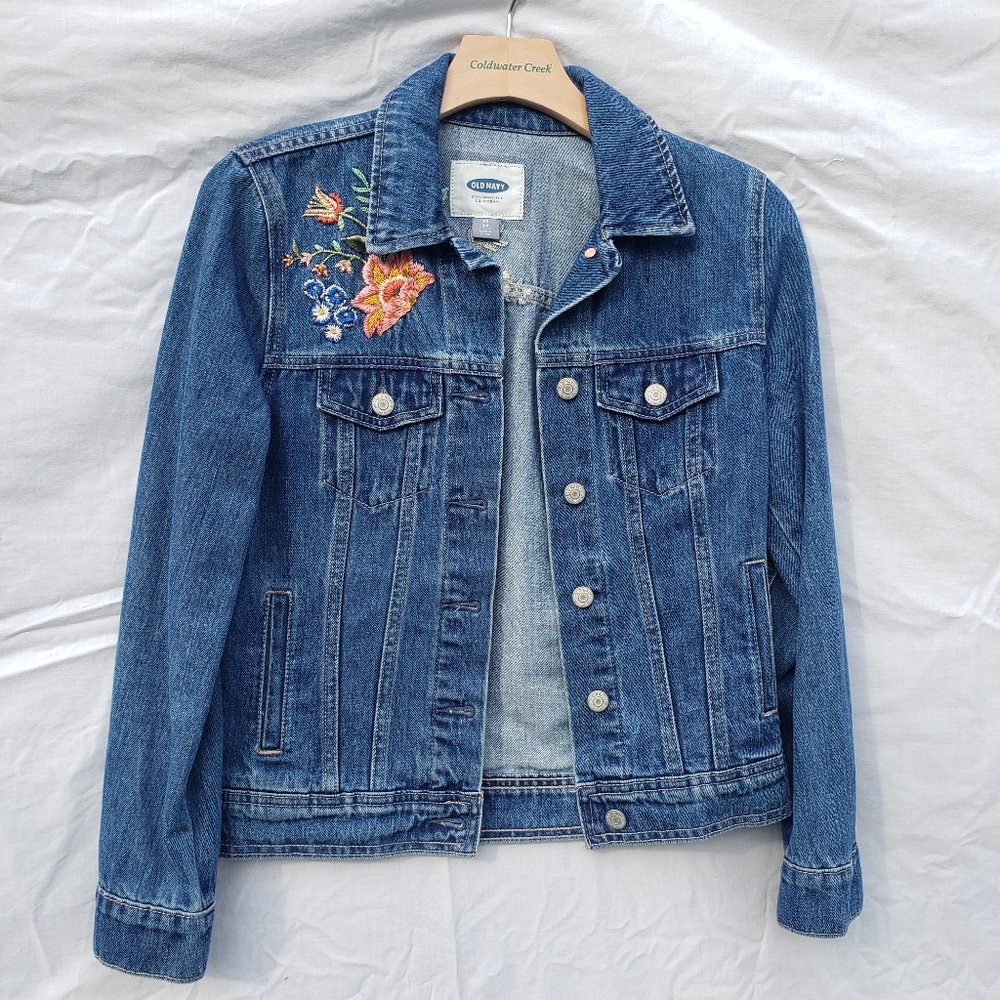 🌸🌸 Adorable Embroidered Denim Jacket 🌸🌸